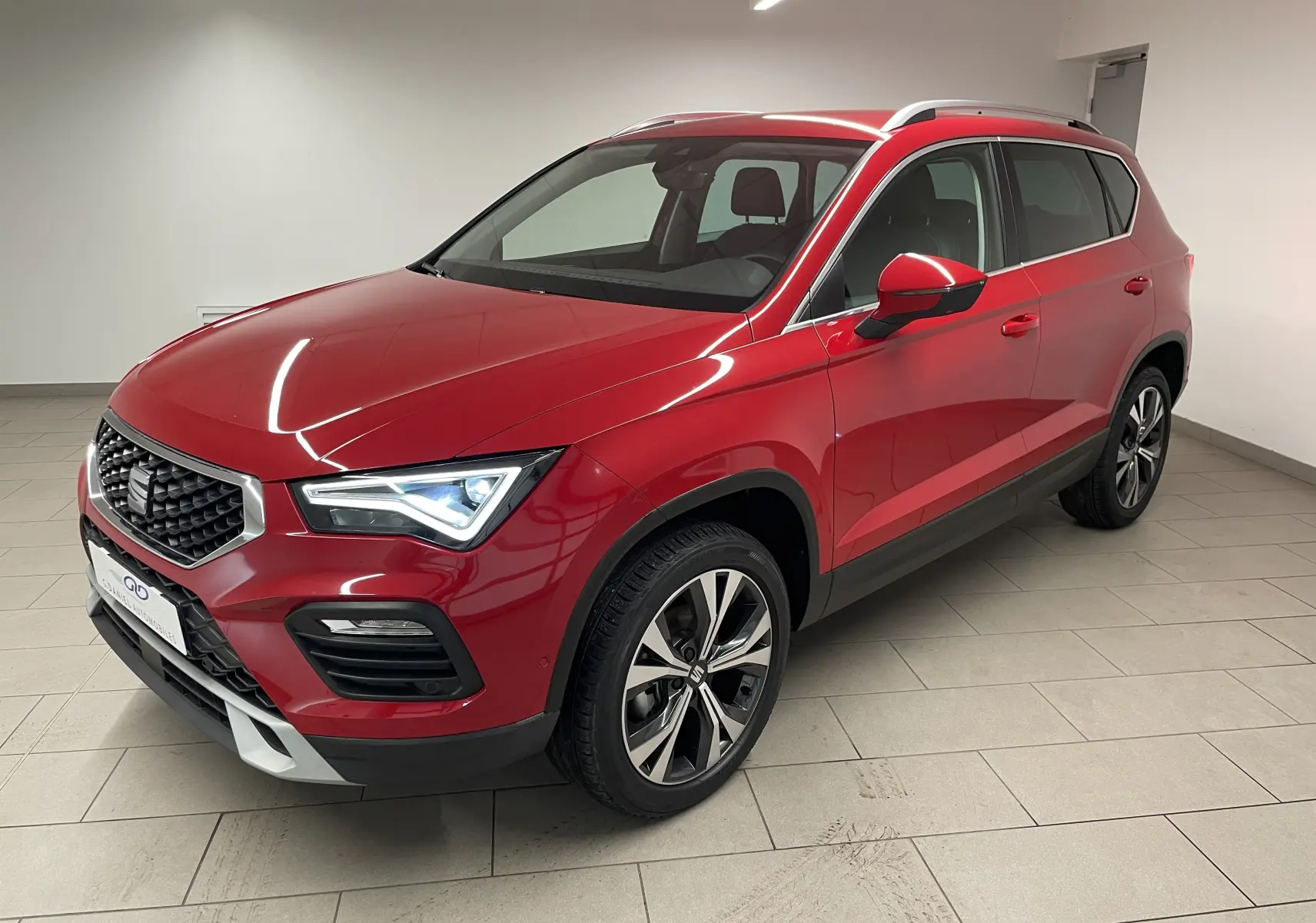 Vue 3/4 avant droite du SEAT Ateca 2024 Rouge Velvet métallisé avec jantes 18 pouces Performance usinées.