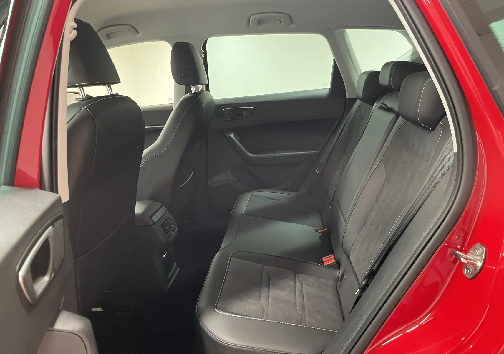 Vue intérieure côté gauche sur la banquette arrière en cuir noir du SEAT Ateca Rouge Velvet 2024.