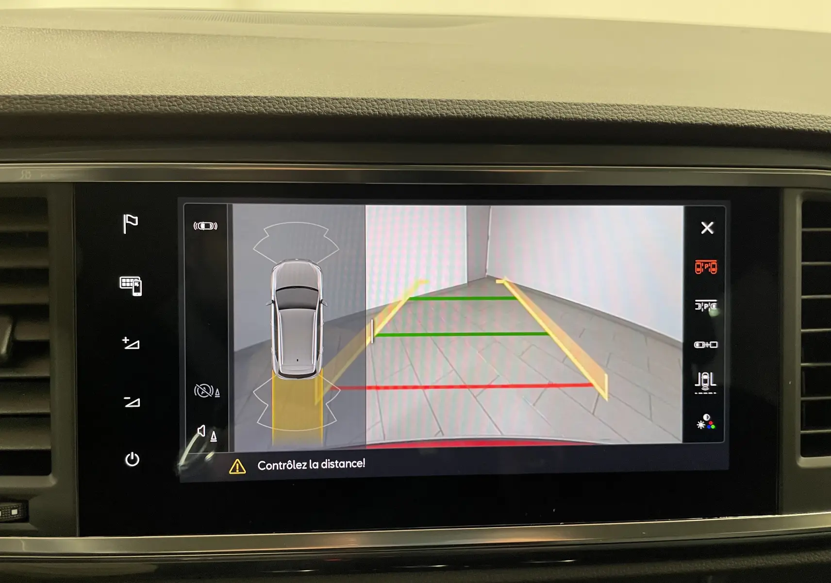 Écran multimédia montrant la caméra de recul avec guidage coloré du SEAT Ateca Rouge Velvet, vue intérieure du tableau de bord.