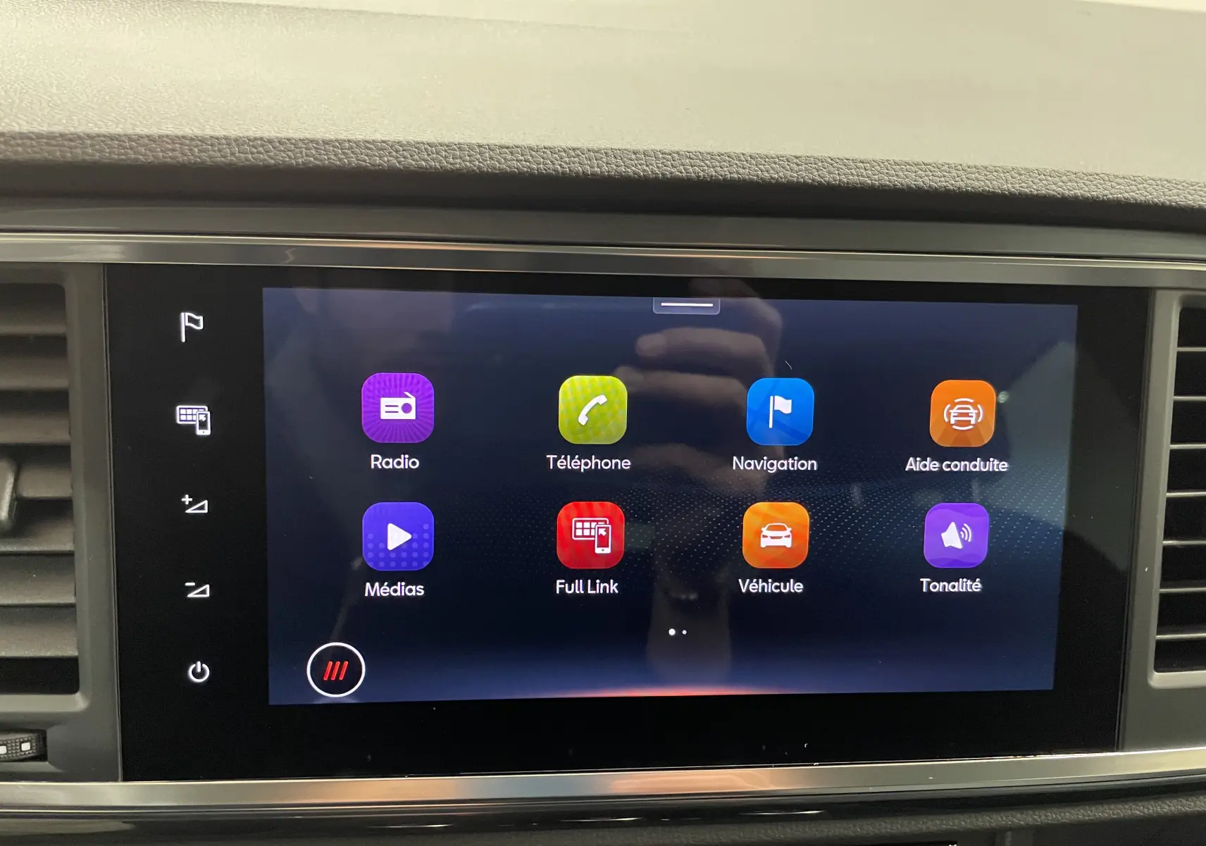 Écran tactile central du SEAT Ateca 2024 affichant les icônes Radio, Téléphone, Navigation, Aide conduite, Médias, Full Link, Véhicule et Tonalité.