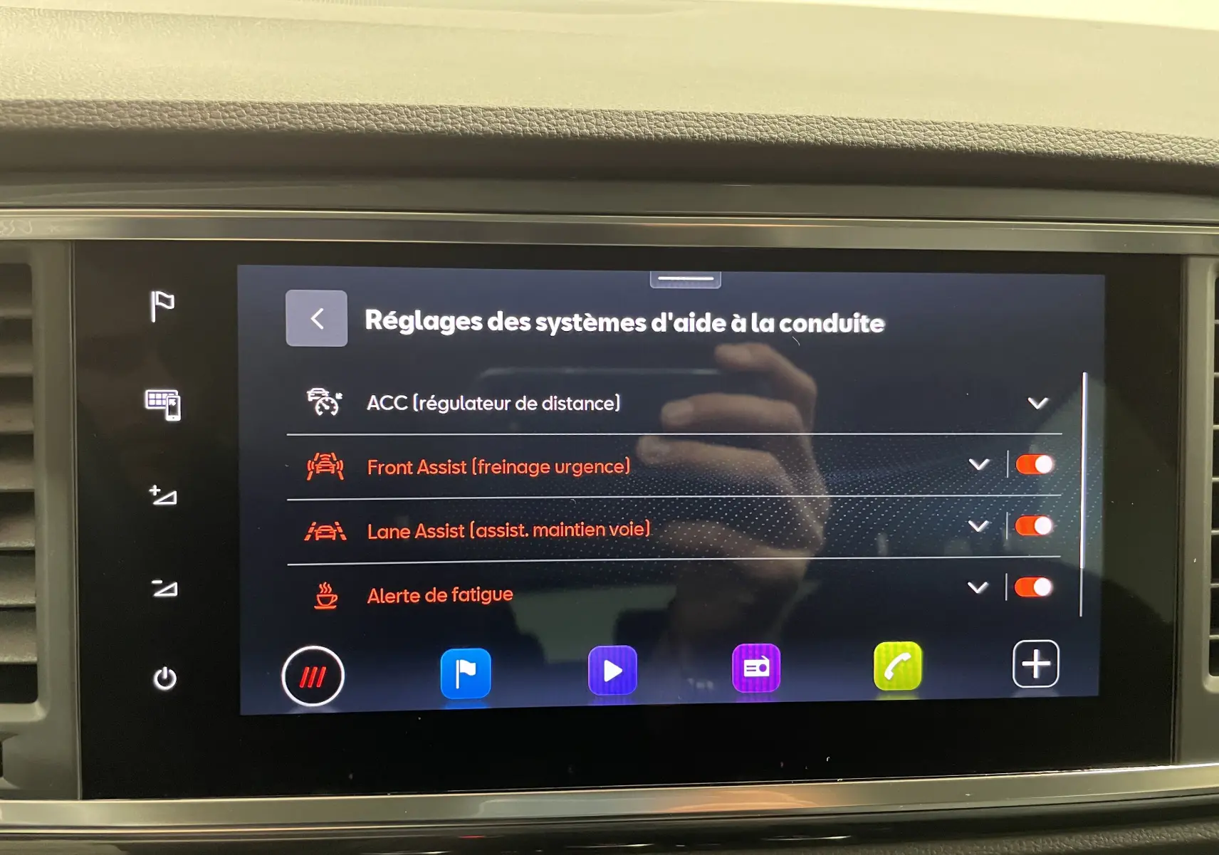 Écran tactile intérieur du SEAT Ateca 2024 affichant les réglages des aides à la conduite avec options activées.