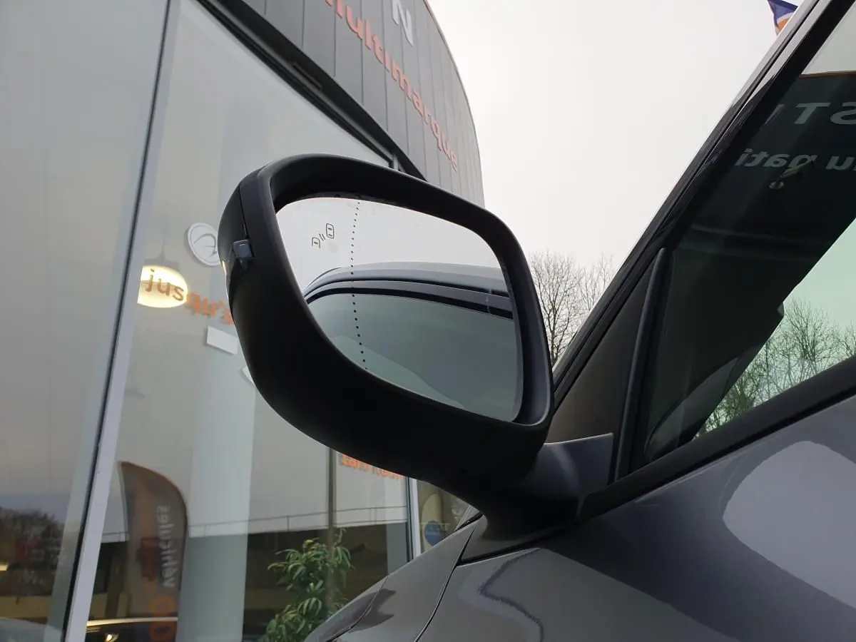 Rétroviseur côté gauche du Renault Austral gris schiste avec toit noir, vue rapprochée en extérieur.