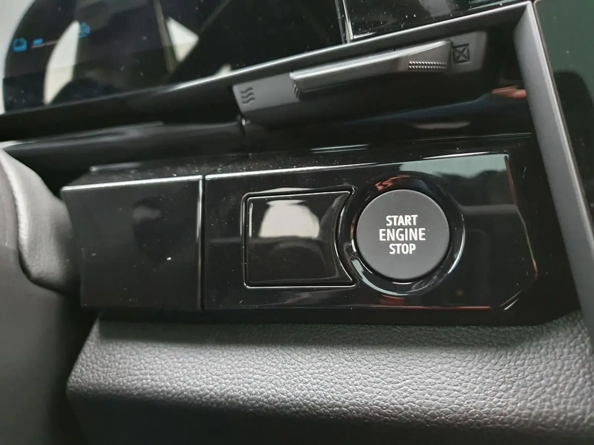 Gros plan sur le bouton Start Engine Stop noir brillant dans l’habitacle du Renault Austral 2025.