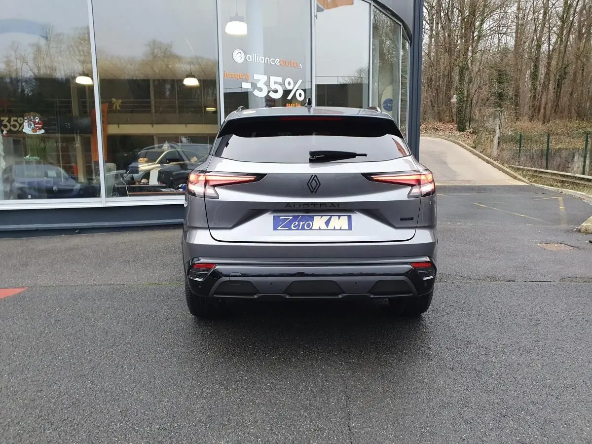 Vue arrière d'un Renault Austral gris schiste avec toit noir étoilé, feux LED fins et logo noir brillant.