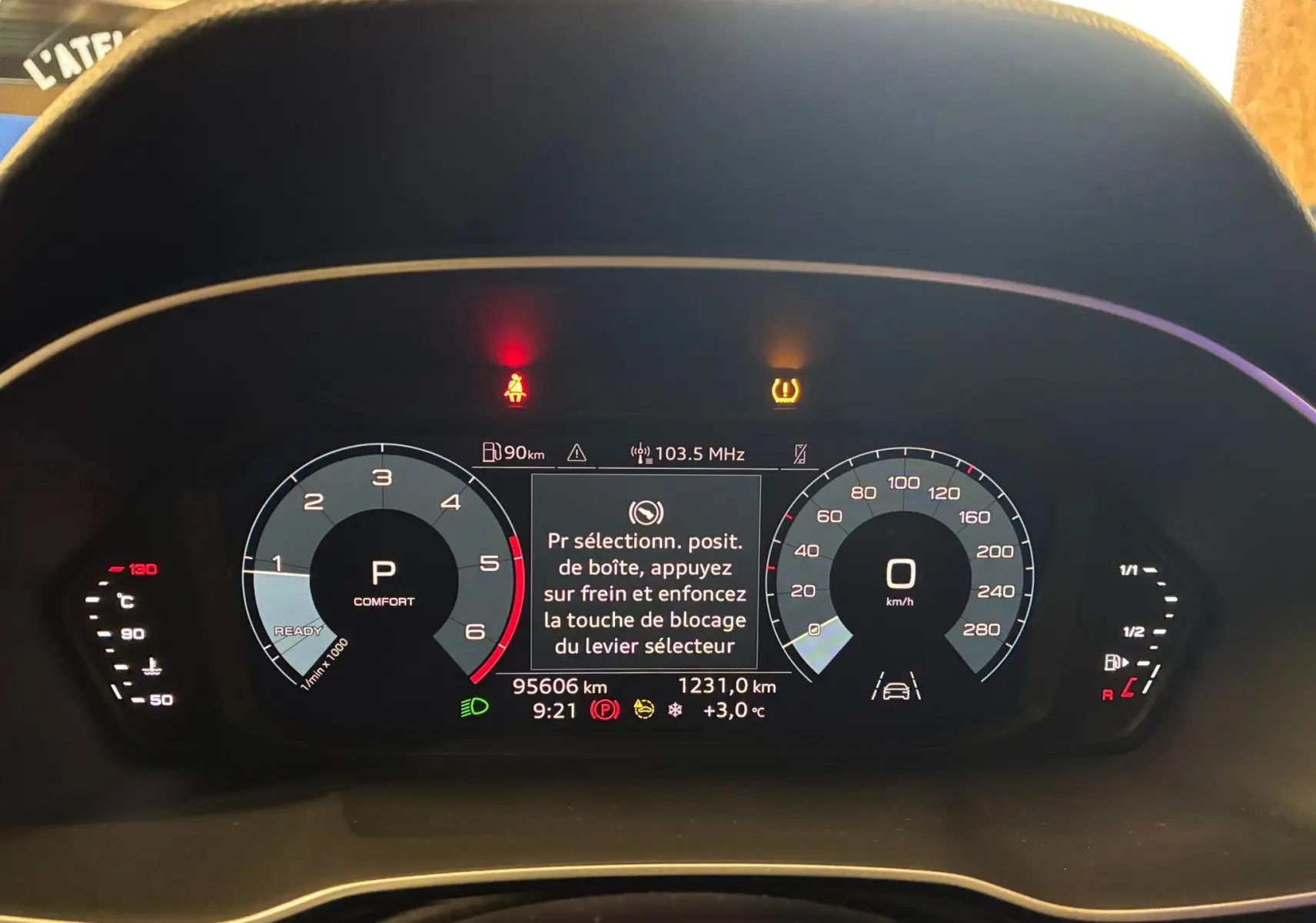 Vue rapprochée du tableau de bord numérique gris de l'Audi Q3 Sportback avec affichage des compteurs et alertes.