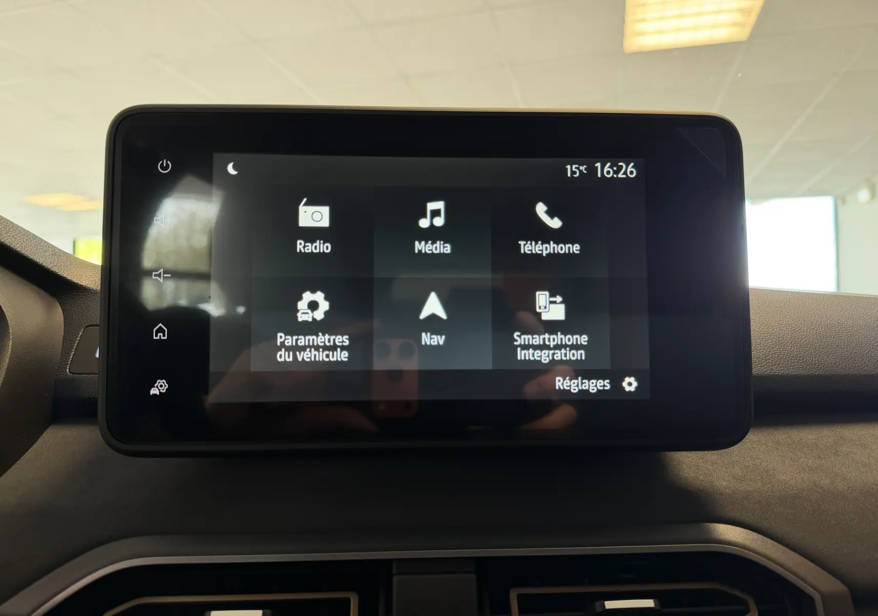 Écran tactile central du tableau de bord du Dacia Jogger affichant les options radio, média, téléphone et navigation.