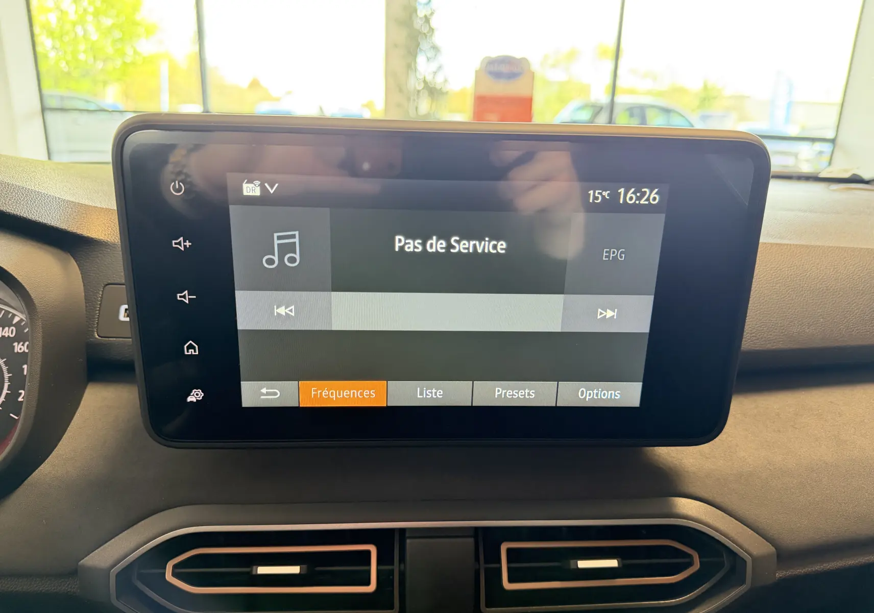 Écran tactile central du tableau de bord du Dacia Jogger 2026, affichant l'interface radio sans service actif.