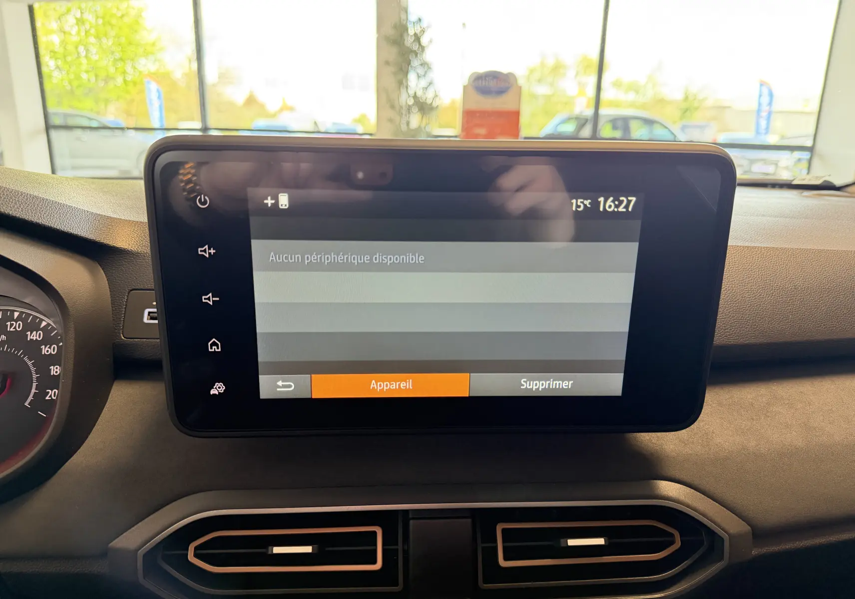 Écran tactile central du tableau de bord du Dacia Jogger 2026, affichant l'interface multimédia sans périphérique connecté.