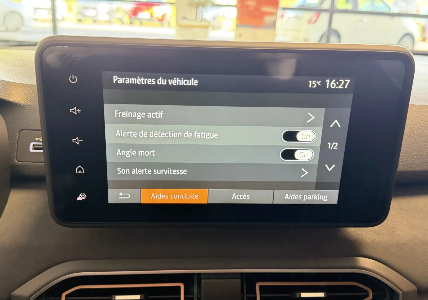 Écran tactile central du tableau de bord du Dacia Jogger 2026 affichant les paramètres d’aides à la conduite.