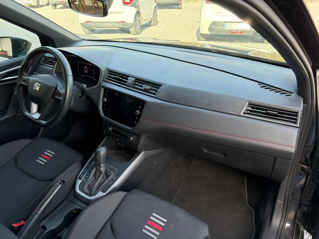 Intérieur noir de la SEAT Arona 2020, vue côté conducteur, tableau de bord et console centrale avec boîte auto DSG7.