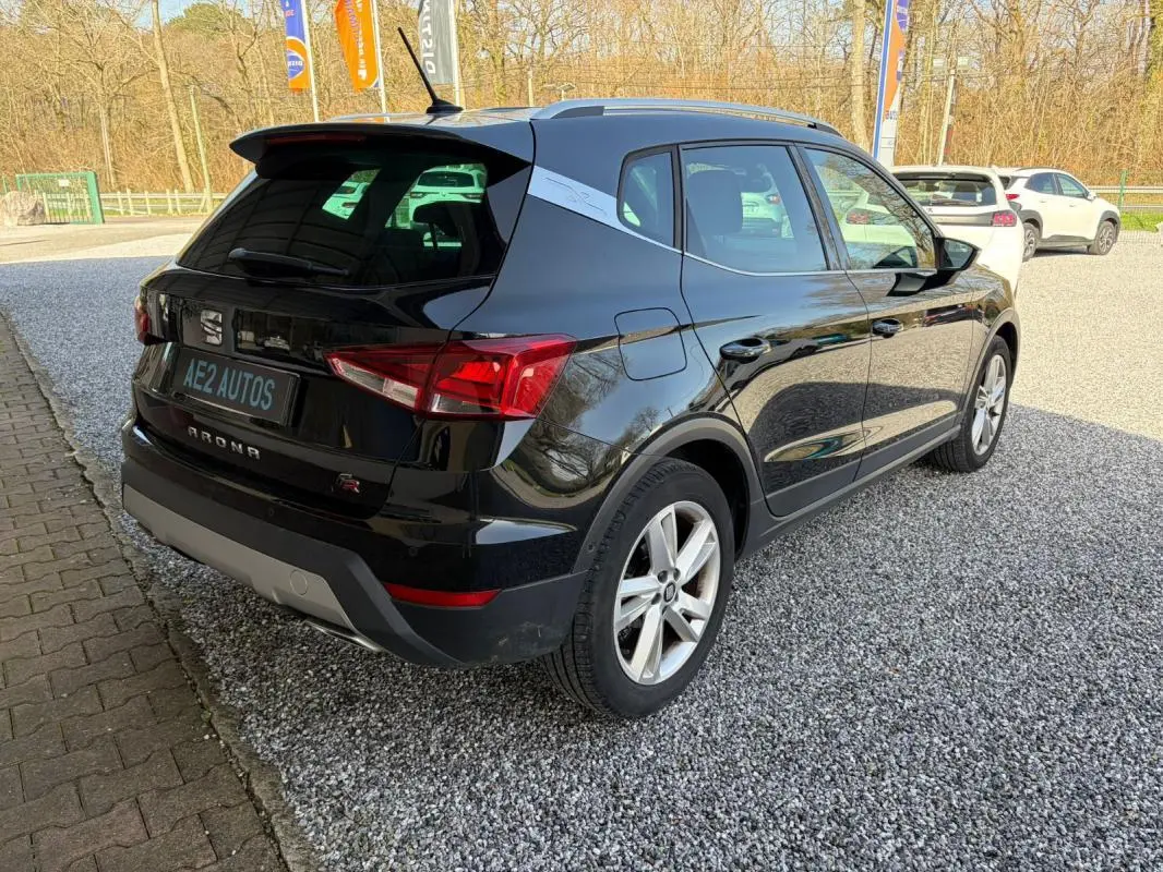 SEAT Arona noir vue 3/4 arrière droit, avec jantes alliage et badge FR visible sur le hayon.