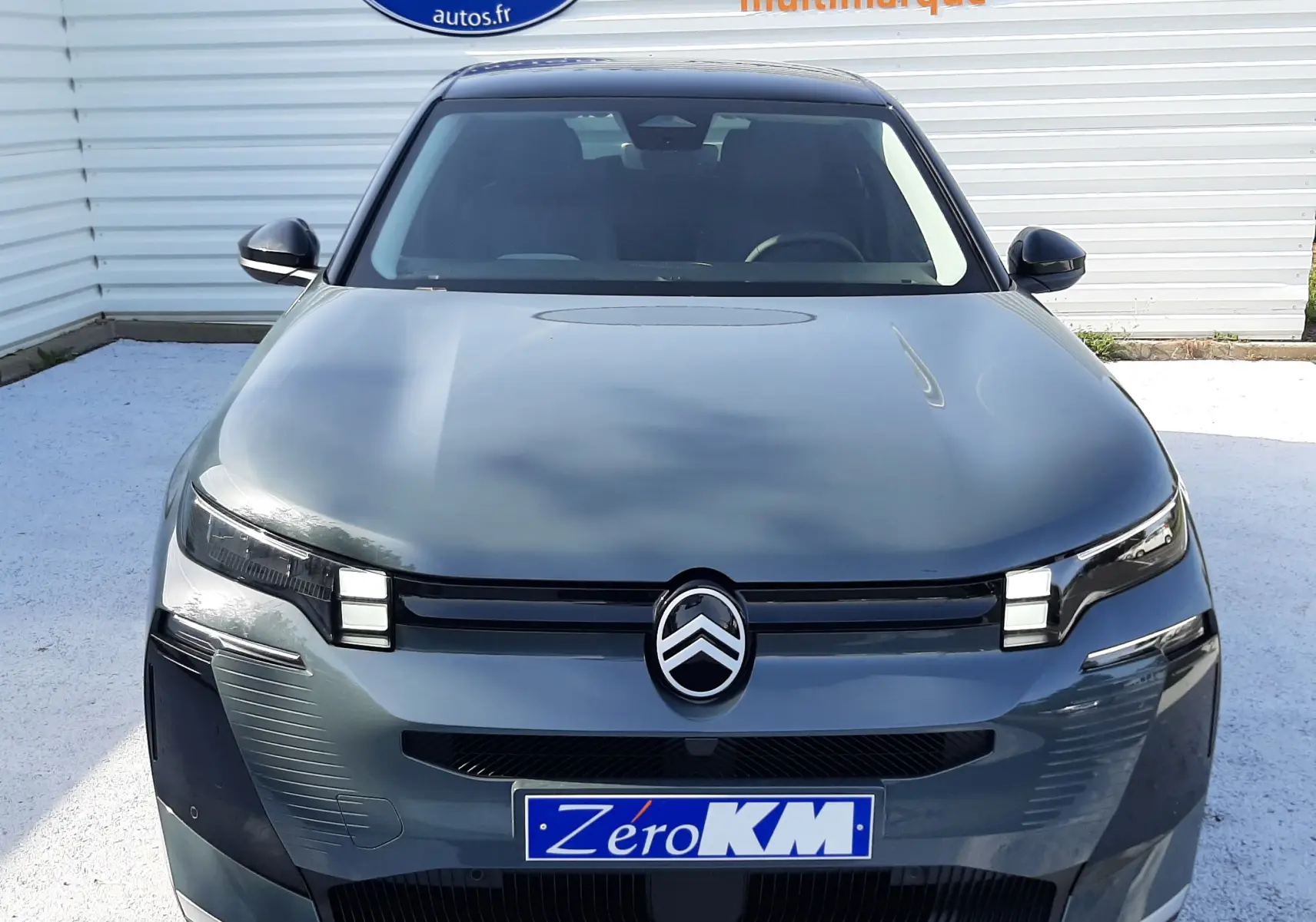 Vue frontale d'un Citroën C5 Aircross 2026 vert Astoria avec toit noir, calandre épurée et phares LED distinctifs.