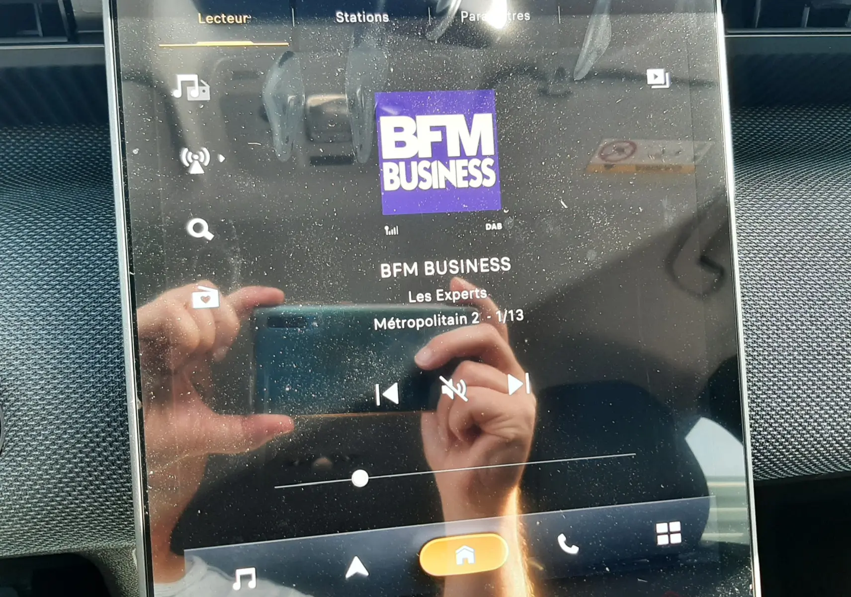 Écran tactile central du Citroën C5 Aircross 2026 affichant la radio BFM Business, avec reflets visibles.