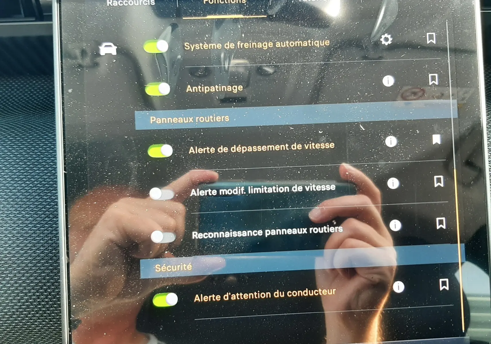 Écran tactile du tableau de bord du Citroën C5 Aircross 2026 affichant les réglages d’aides à la conduite.