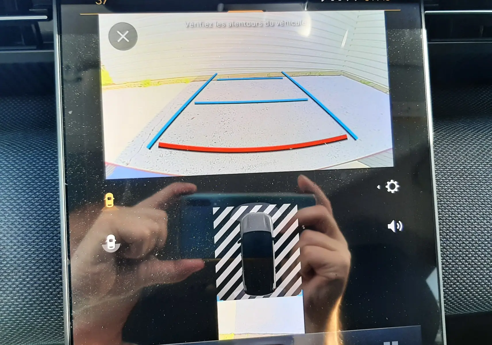 Écran tactile intérieur montrant la caméra de recul et l'aide au stationnement du Citroën C5 Aircross hybride 2026.