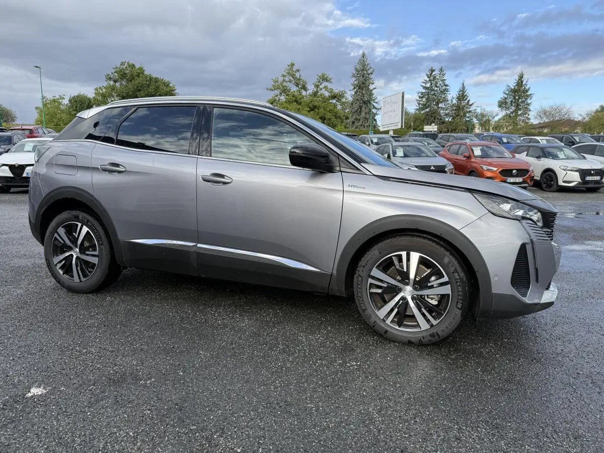 Peugeot 3008 Hybrid gris métallisé vue de profil côté gauche avec jantes alliage bi-ton et vitres surteintées.