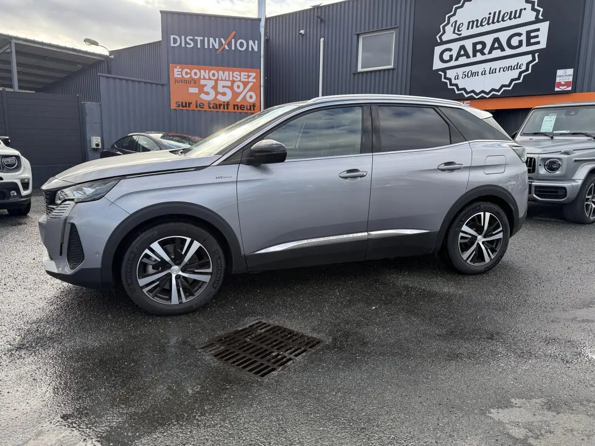 Peugeot 3008 Hybrid 2023 gris vue de profil côté gauche, avec jantes bi-ton et toit noir panoramique.