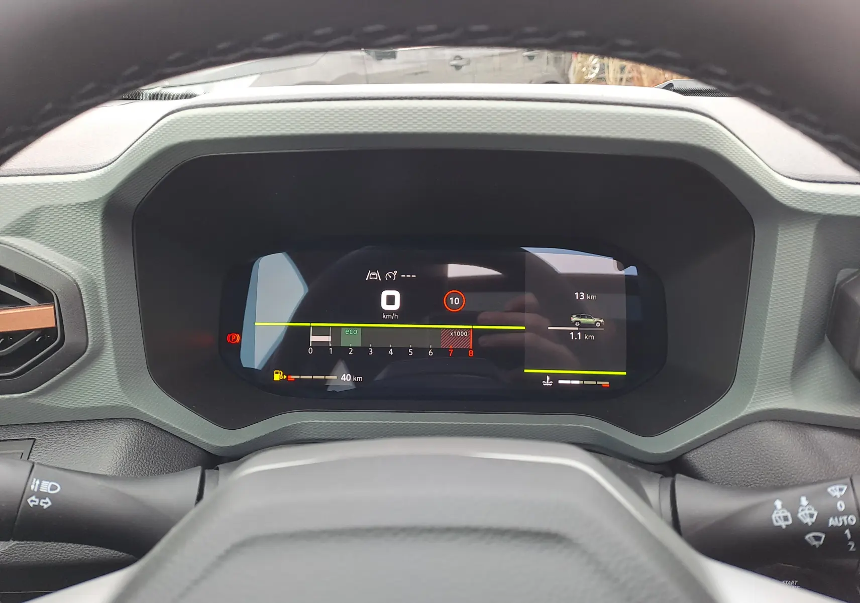 Vue rapprochée du tableau de bord numérique du Dacia Bigster noir nacré, affichant la vitesse et les informations de conduite.