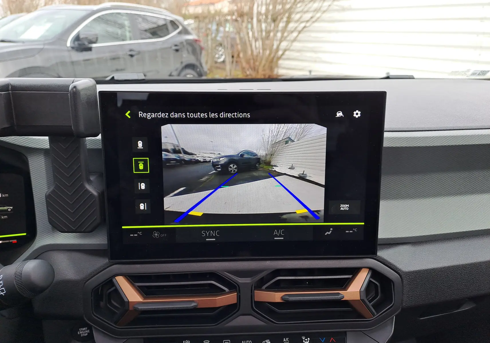 Vue intérieure sur l’écran multimédia affichant la caméra de recul avec un Dacia Bigster noir nacré en arrière-plan.