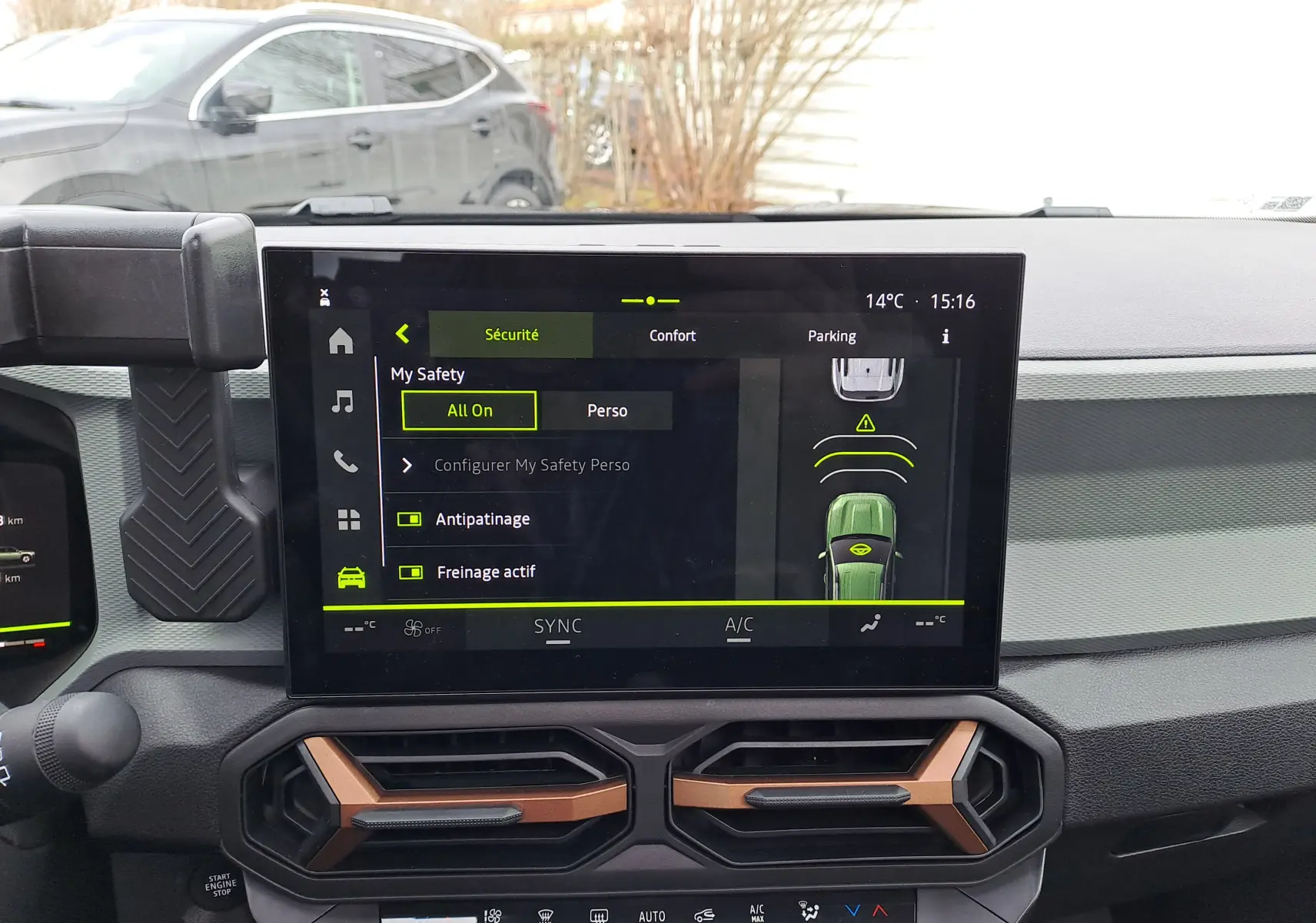 Vue intérieure du tableau de bord du Dacia Bigster noir nacré, avec écran tactile central affichant les réglages de sécurité.