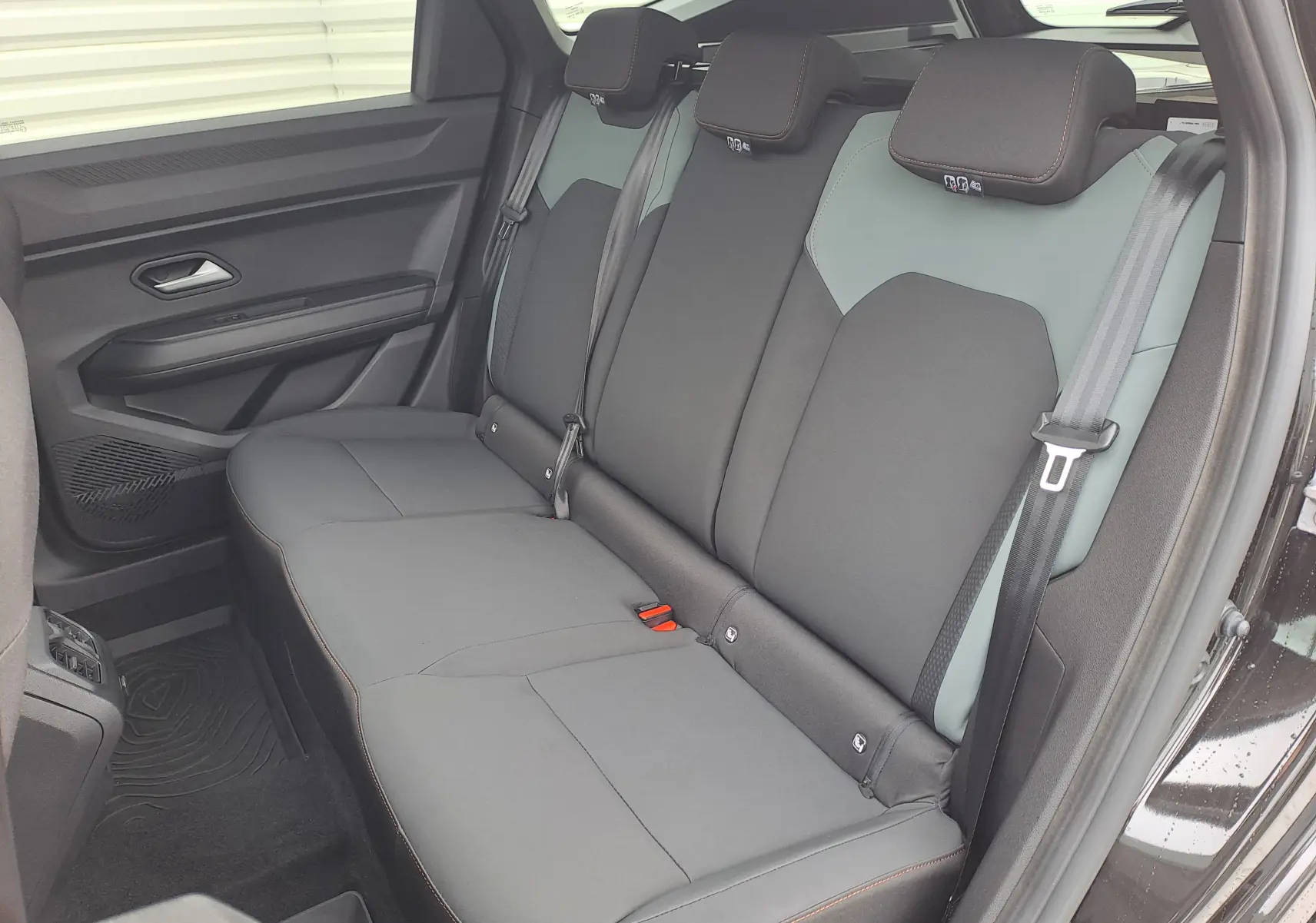 Vue latérale droite de la banquette arrière grise et noire du Dacia Bigster 2025, avec ceinture de sécurité visible.