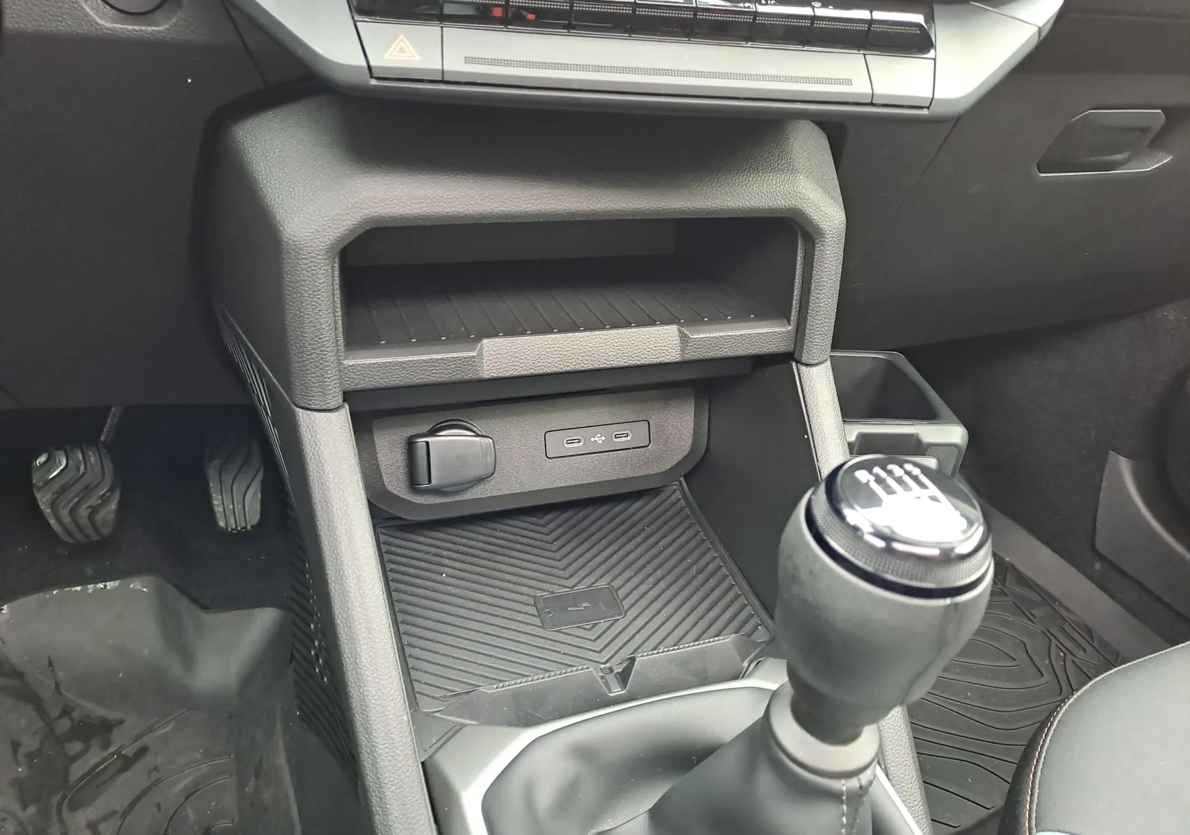Gros plan sur la console centrale noire du Dacia Bigster 2025, mettant en valeur le levier de vitesses manuel et les ports USB.