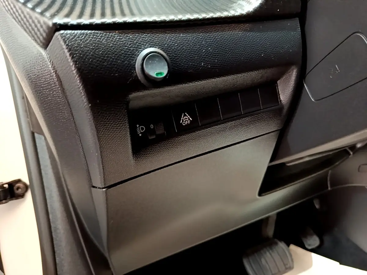 Détail du tableau de bord côté gauche noir de la Peugeot 208 électrique Active Business R 2022.