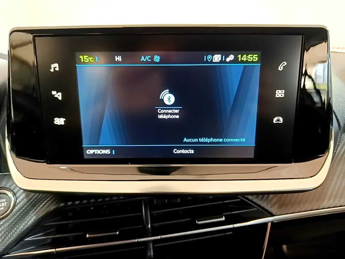 Écran tactile central affichant la connexion Bluetooth dans l’habitacle d’une Peugeot 208 électrique blanche.