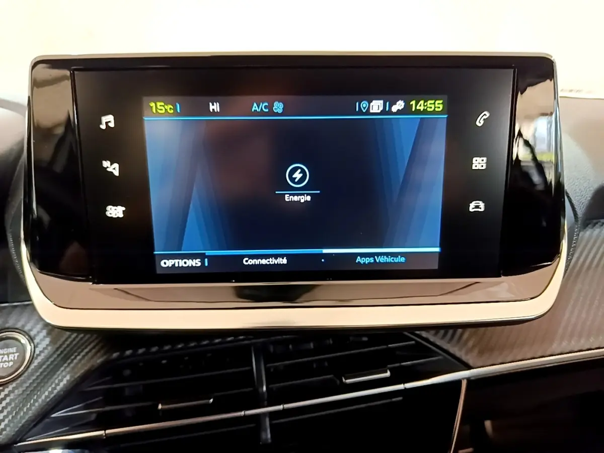 Écran tactile central du tableau de bord de la Peugeot 208 électrique Active Business R, affichant le menu énergie.