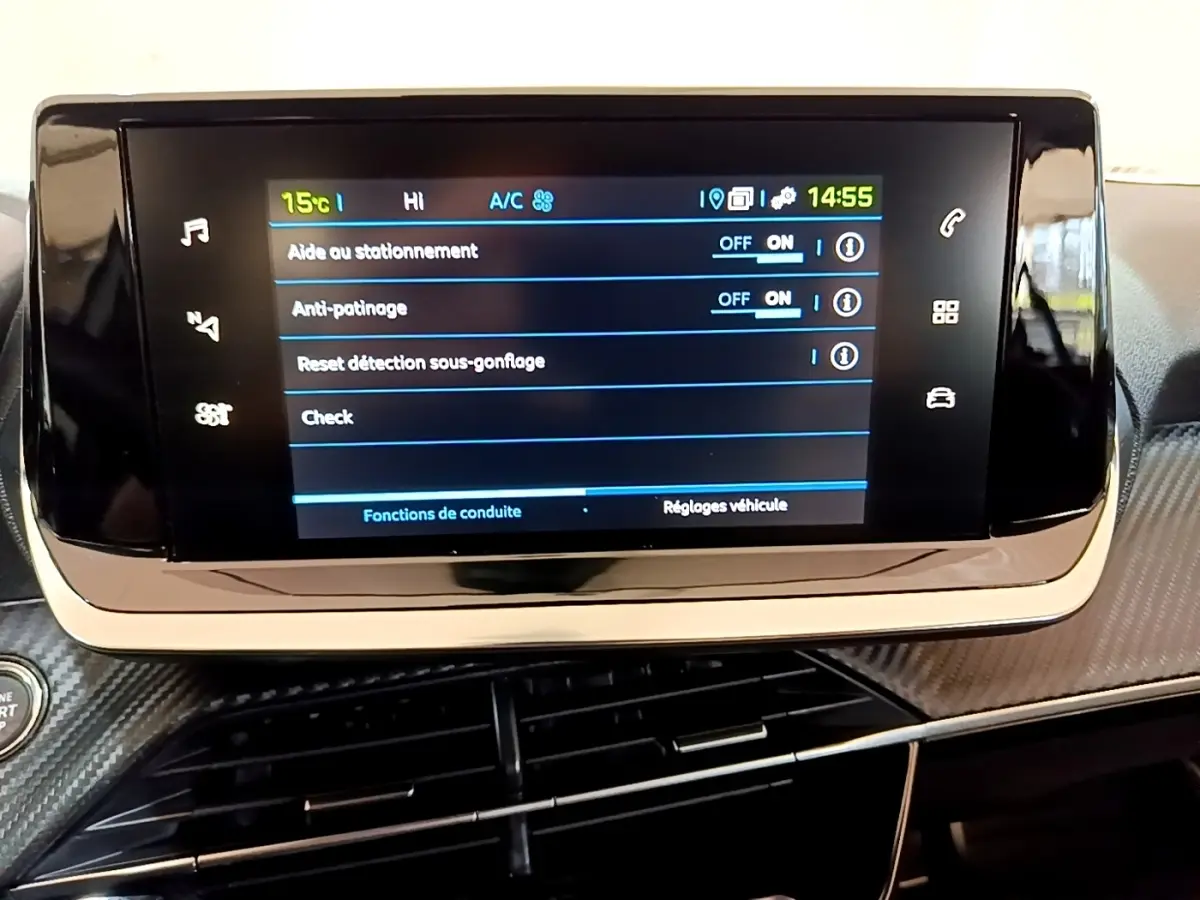 Écran tactile central du tableau de bord de la Peugeot 208 électrique Active Business R, affichant les aides à la conduite.