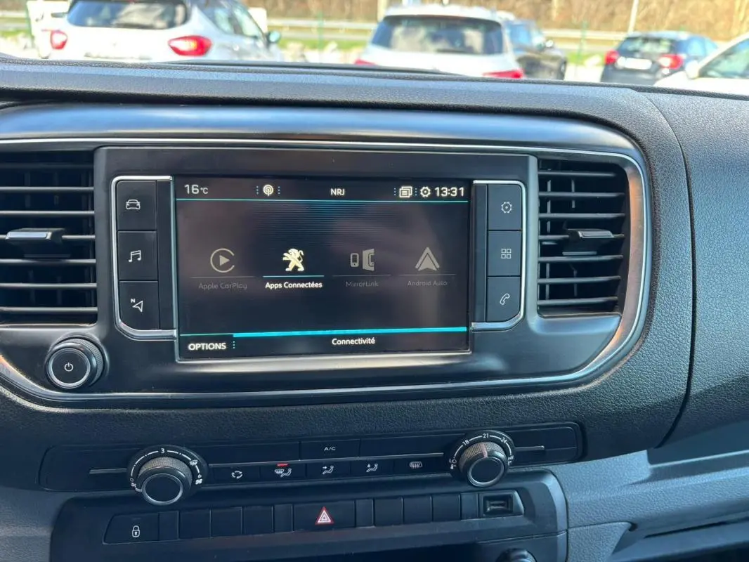 Vue rapprochée de l’écran tactile central du Peugeot Expert Fourgon blanc 2018, affichant les options de connectivité.