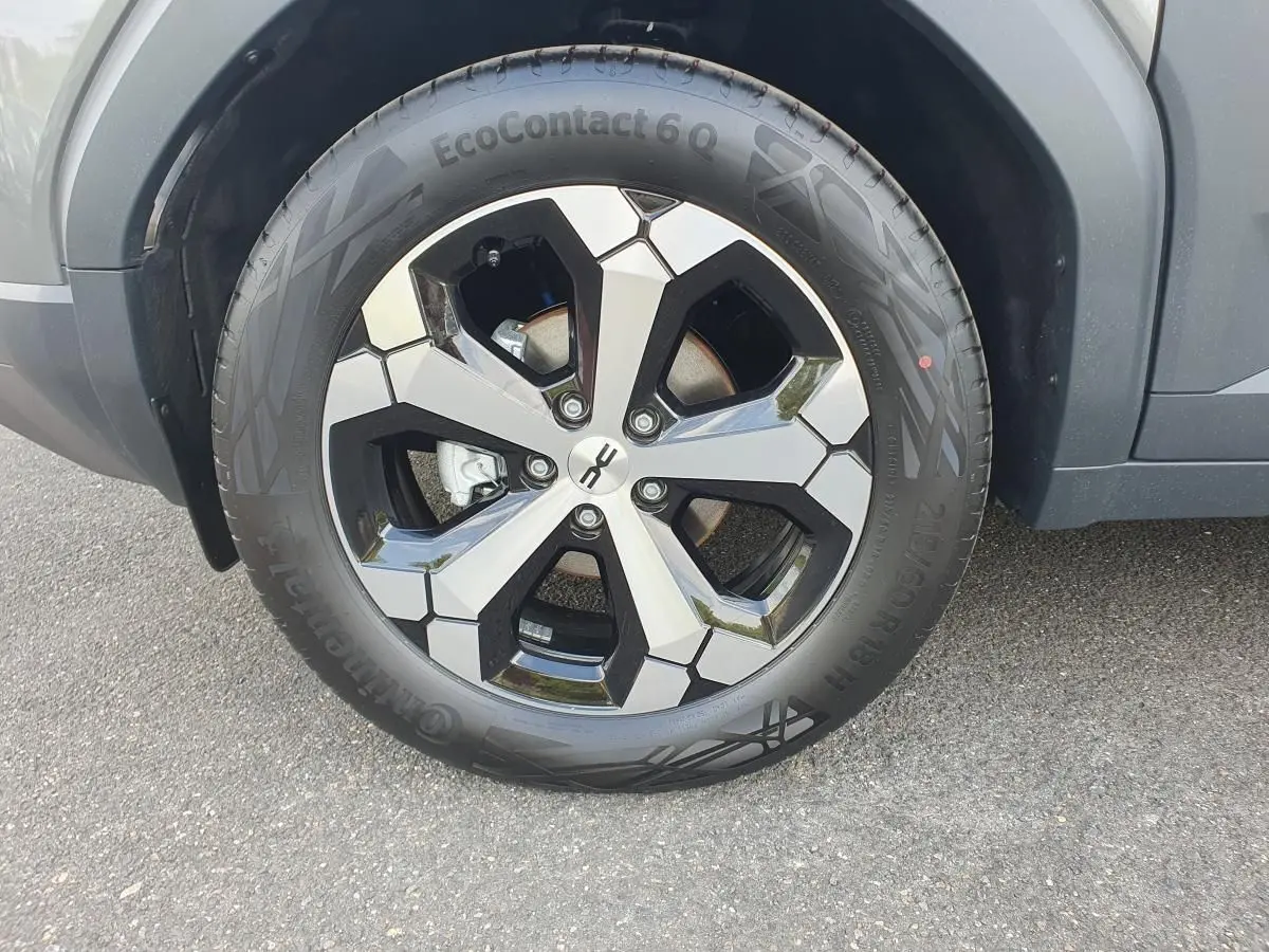 Gros plan sur la jante alliage diamantée 18” Tagasan du Dacia Duster gris schiste, côté droit arrière.