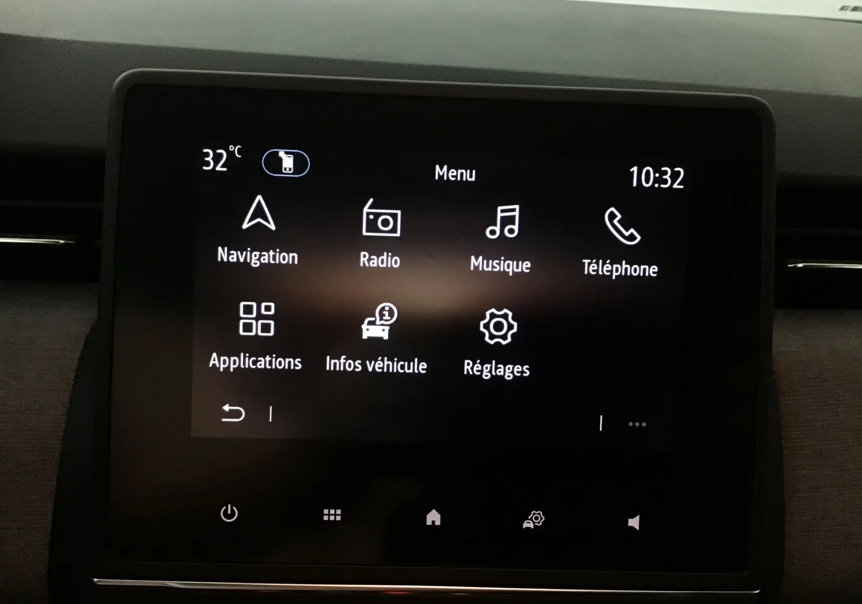 Écran tactile central de la Renault Clio V gris schiste affichant le menu principal avec navigation et radio.