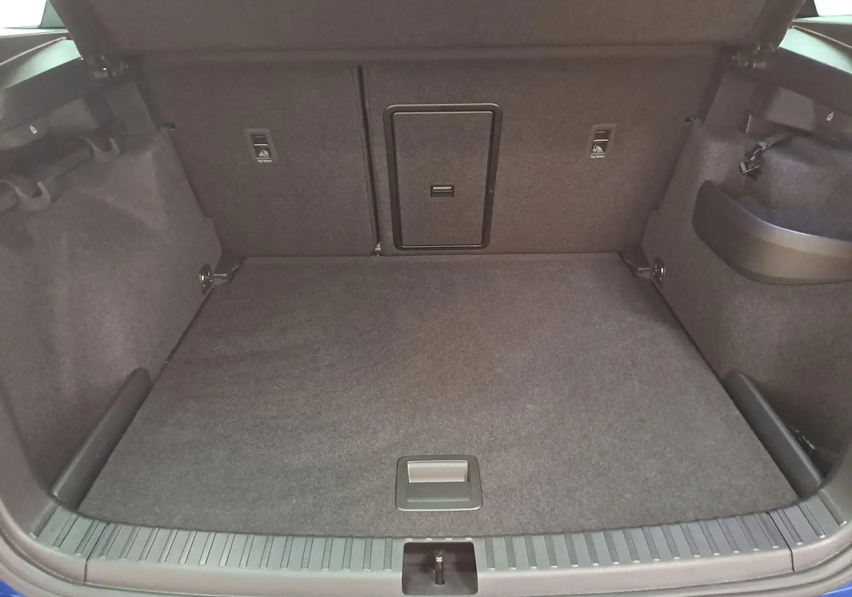 Coffre spacieux du Skoda Karoq 2025 Bleu RS, plancher de chargement variable visible en partie basse.