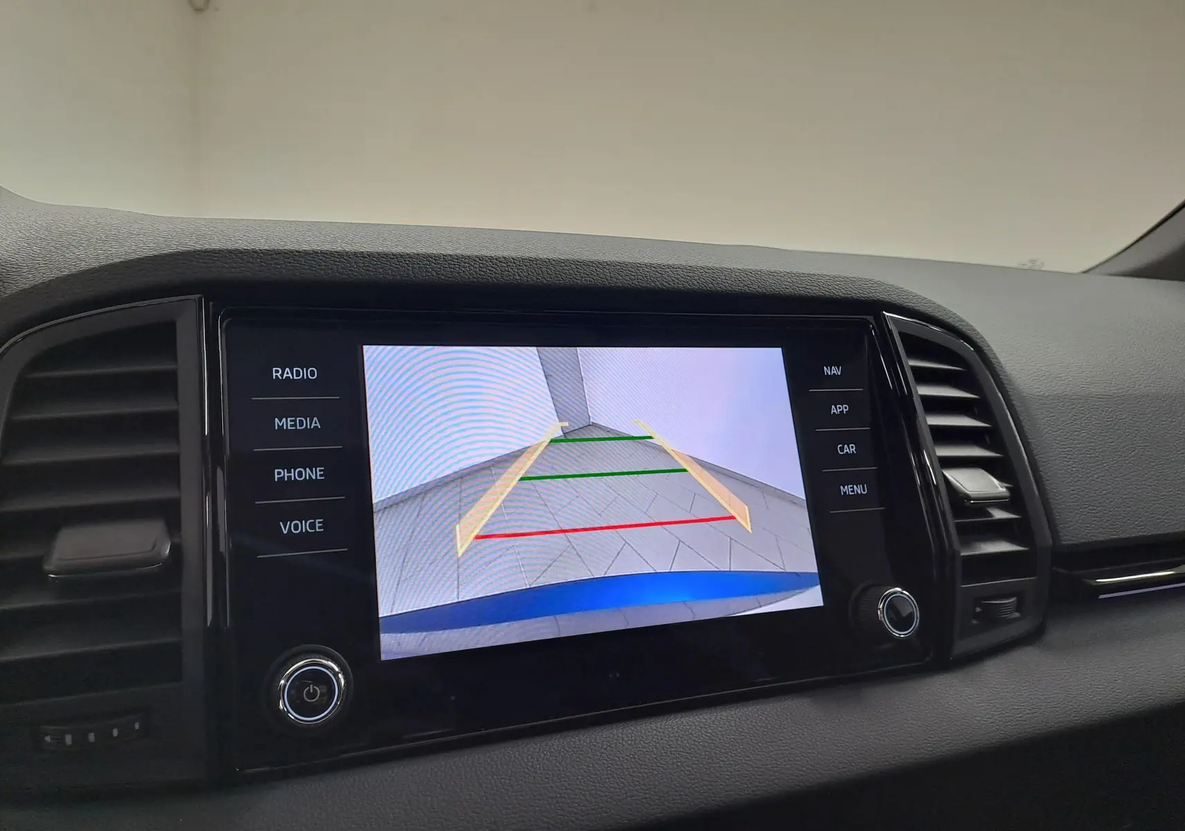 Écran central affichant la caméra de recul du Skoda Karoq Bleu RS, vue intérieure du tableau de bord.