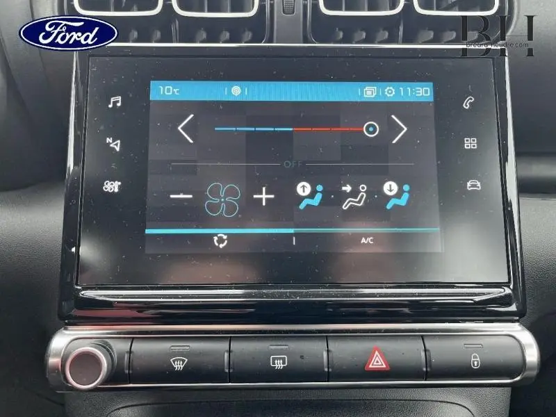 Écran tactile central de la Citroën C3 Aircross blanc, affichant les réglages de climatisation et ventilation.