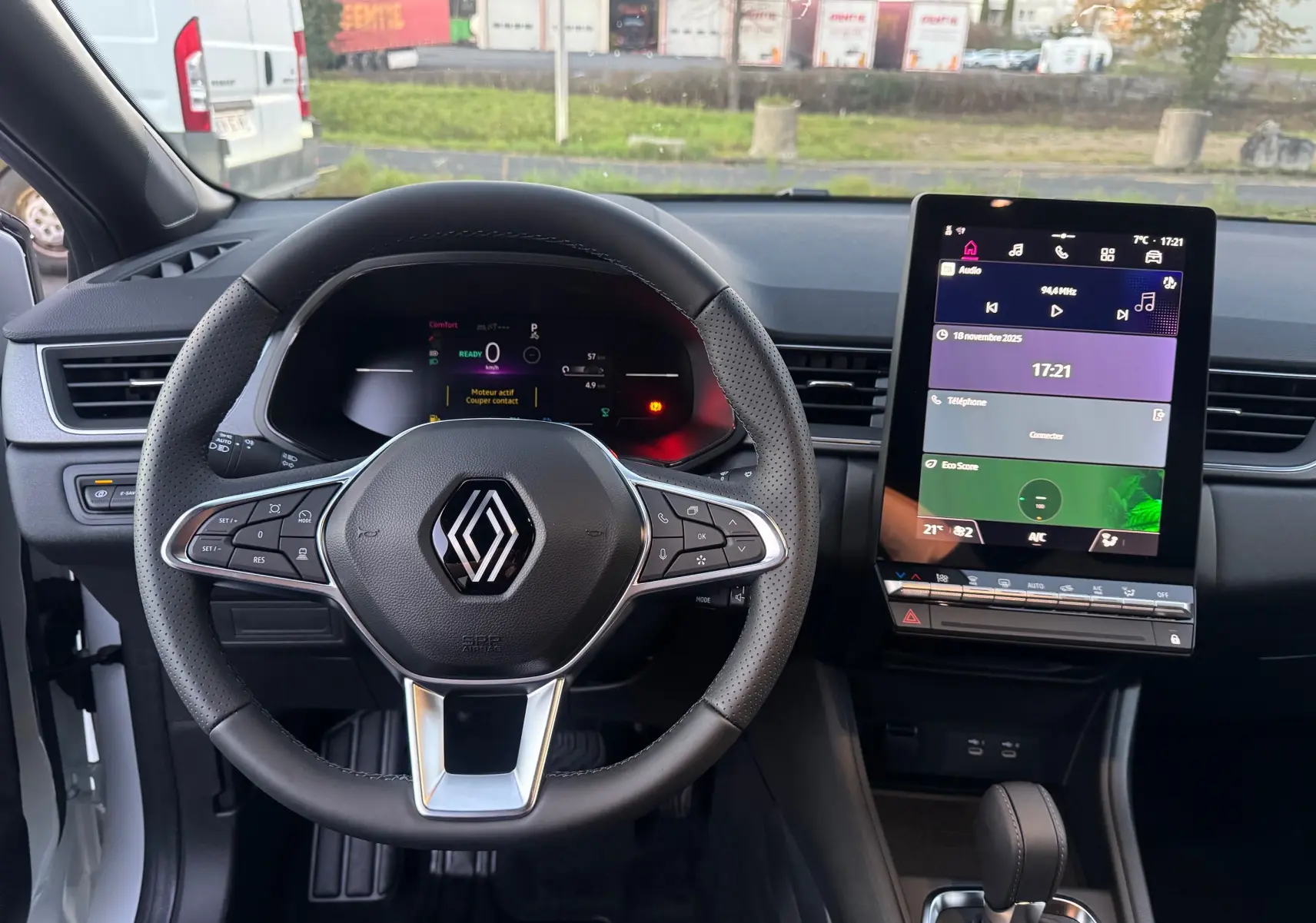 Vue intérieure centrée sur le volant Renault et l’écran tactile vertical du tableau de bord du Captur E-Tech 2025.