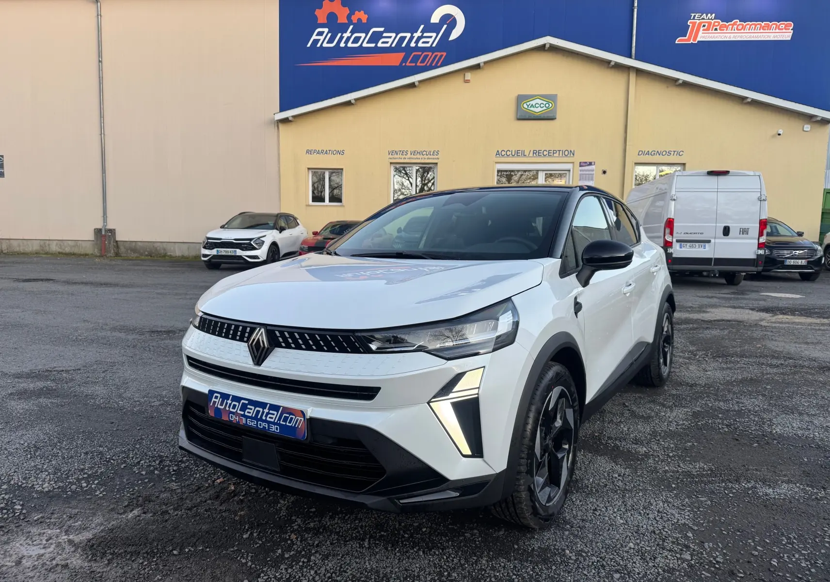 Renault Captur E-Tech blanc nacré toit noir, vue 3/4 avant, avec calandre moderne et jantes noires distinctives.