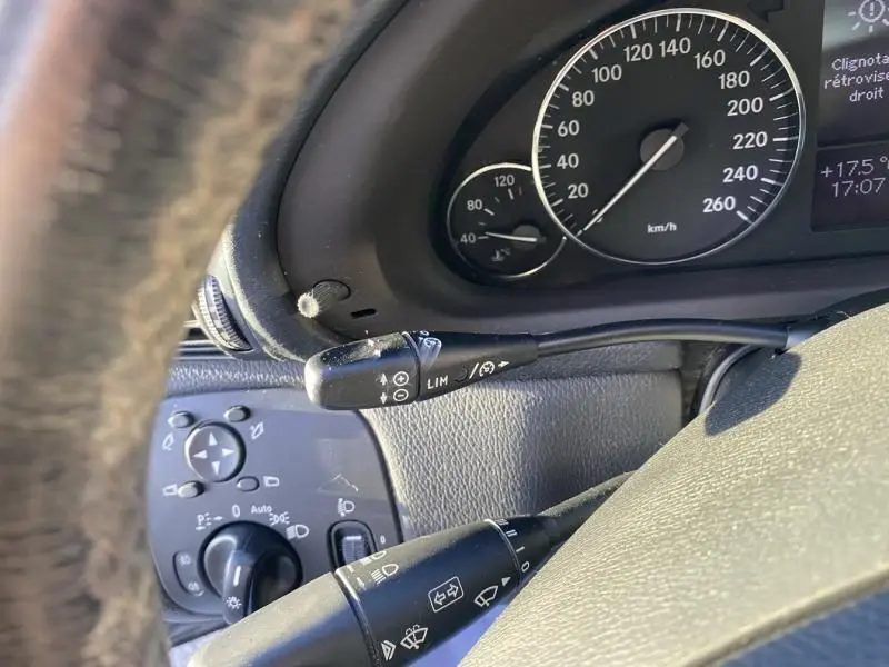 Gros plan sur le tableau de bord et les commandes du volant d'une Mercedes Classe C Coupé Sport 220 CDI gris foncé de 2008.