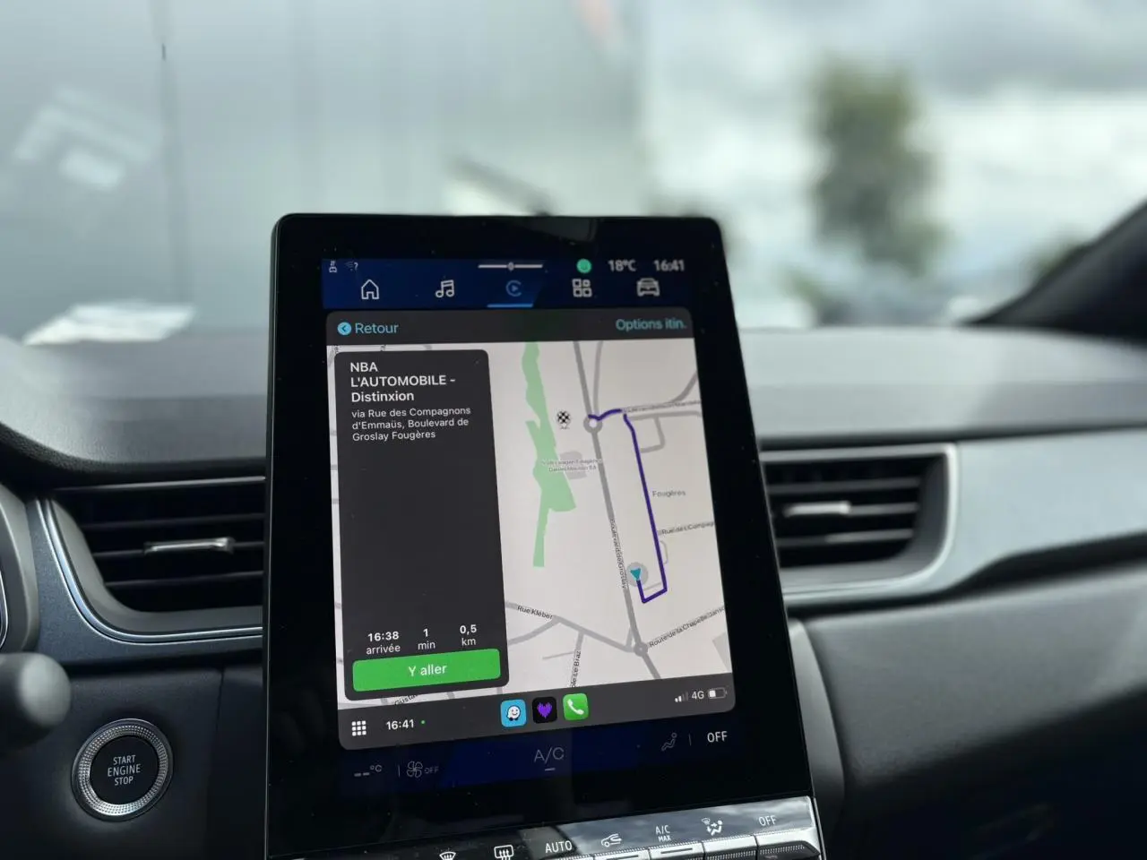 Vue intérieure centrée sur l'écran tactile Open R-Link 10" du Renault Symbioz gris Rafale avec navigation active