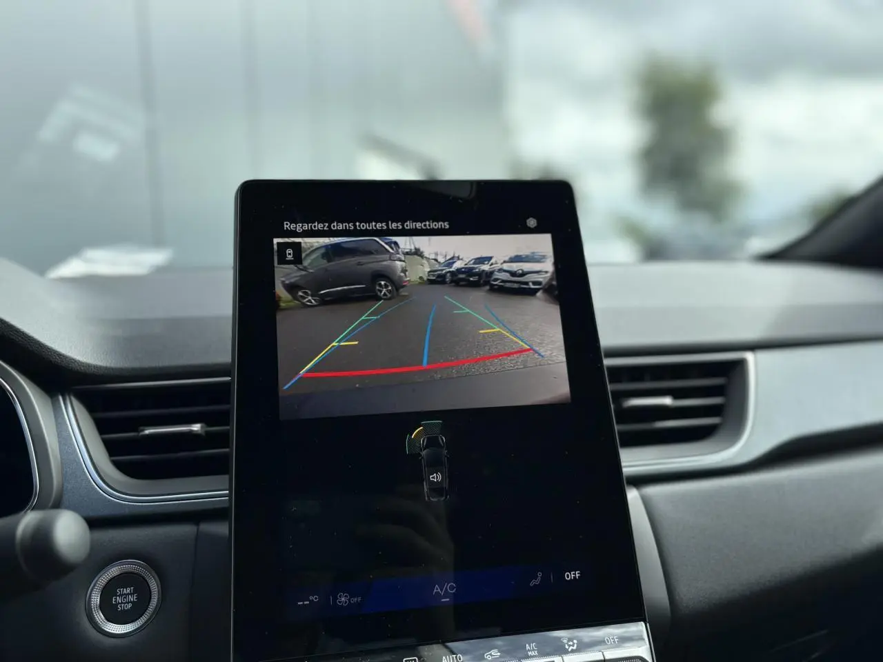 Écran tactile central montrant la caméra de recul d'une Renault SYMBIOZ gris Rafale, vue intérieure avant.
