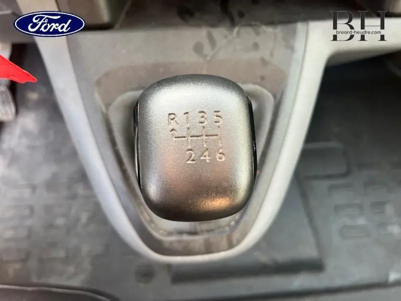 Le levier de vitesses manuel gris foncé du Peugeot Expert Fourgon blanc, vu en gros plan depuis le dessus.