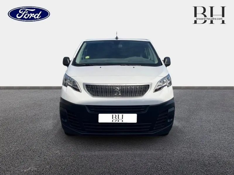 Vue frontale d'un Peugeot Expert Fourgon blanc Banquise avec calandre noire et pare-chocs noir contrastant.