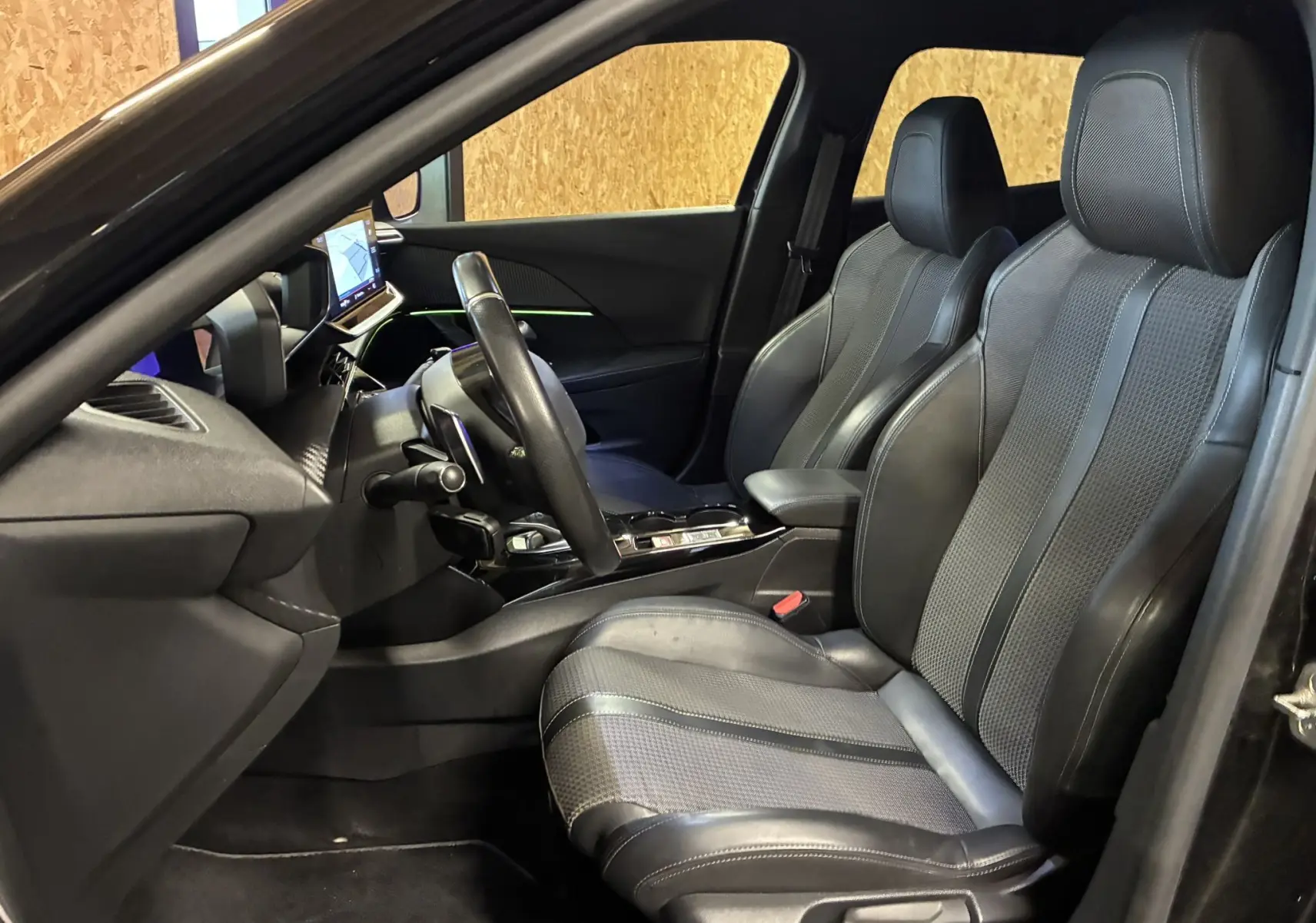 Intérieur noir du Peugeot 2008 1.5 BlueHDi 130 GT Line de 2020, vue côté conducteur avec sièges en tissu et cuir.