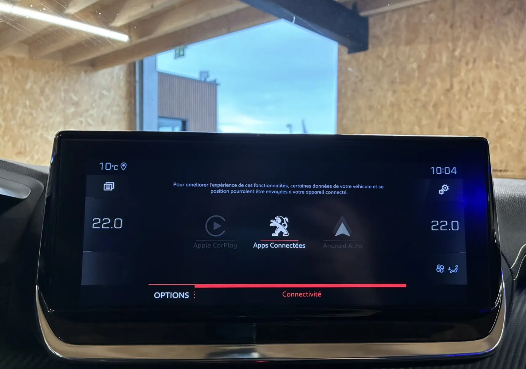 Écran tactile central du Peugeot 2008 GT Line 2020 affichant les options de connectivité Apple CarPlay et Android Auto.