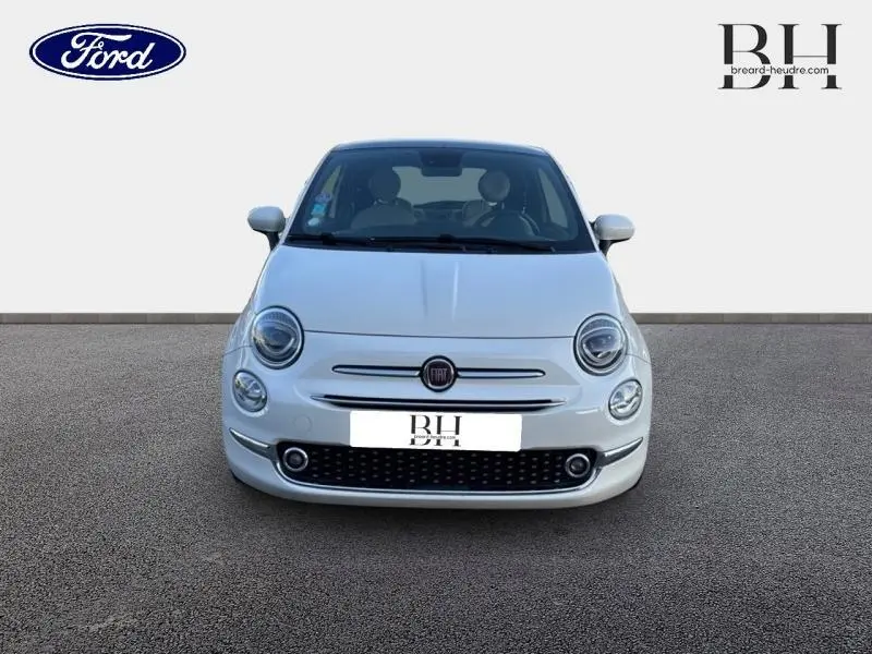 Vue frontale d'une FIAT 500 blanche Bossa Nova Pastel avec phares ronds et calandre chromée.