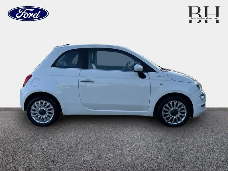 Profil droit d'une Fiat 500 blanche Bossa Nova Pastel, avec jantes alu et toit panoramique en verre visible.