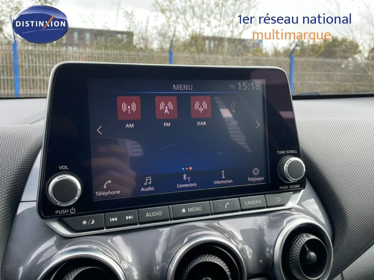 Vue rapprochée de l’écran tactile central du Nissan Juke 2023 noir perle métal, affichant le menu radio et les commandes audio.