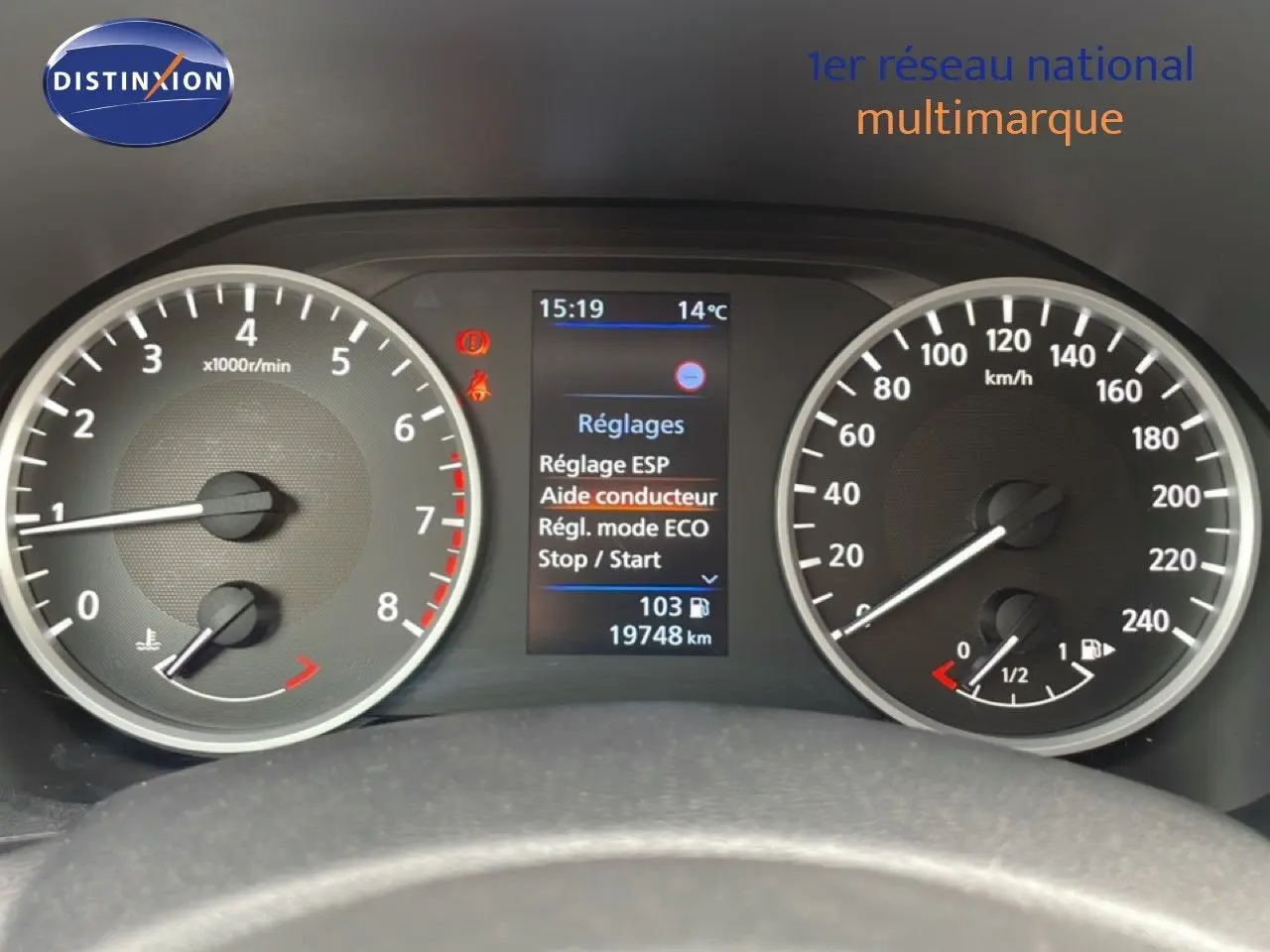 Vue rapprochée du tableau de bord du Nissan Juke noir perle 2023, affichant compte-tours, vitesse et écran central.