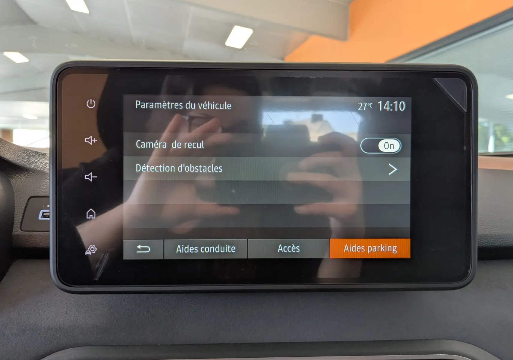 Écran tactile central du Dacia Jogger affichant les paramètres d’aide au stationnement, intérieur noir visible.